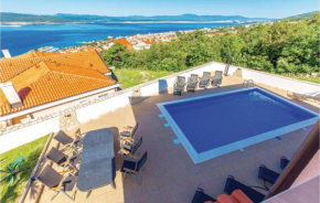 Отель Seven-Bedroom Holiday Home in Crikvenica  Цриквеница